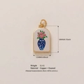 Bogenförmiger Emaille-Anhänger aus vergoldetem Kupfer mit Rosenvasen-Motiv - Blaue Vase Rose Stil