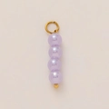 Dettaglio di un ciondolo per gioielli fai-da-te con quattro perle viola e finitura oro - Ciondolo Filo di Perle Viola (#7) / 1 Pezzo