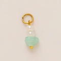 Dettaglio dell'anello placcato oro 18K con perle bianche e ciondolo in resina verde - Ciondolo in Finta Giada Verde Chiaro (#17) / 1 Pezzo / verde chiaro