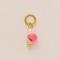 Dettaglio di un ciondolo ad anello dorato con perline bianche, rosa e oro su bianco - Ciondolo in Finta Giada Rosa (#20) / 1 Pezzo / Rosa