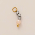 Dettaglio di un ciondolo a teschio fatto a mano con anello placcato oro 18K e perline - Ciondolo in Finta Giada Quadrata Rosa Carne (#22) / 1 Pezzo / Rosa carne