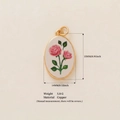 18K vergoldeter ovaler Anhänger mit rosa Rosenillustration und Messingrahmen-Design - Ovaler Rosa Rosen Stil