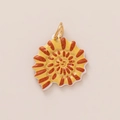 Detailopname van een spiraalvormige schelphanger met geel-bruine strepen op een gouden ring - Alleen hanger (Zonder ketting) Oranje schelp (Dubbelzijdige print)