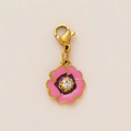Dettaglio ravvicinato di un ciondolo floreale in smalto rosa e viola con moschettone - Charm Fiore Viola