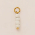 Dettaglio verticale di anello in metallo placcato oro 18K con quattro perle in ceramica bianca - Ciondolo Filo di Perle Bianche (#1) / 1 Pezzo