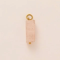 Détail montrant la texture naturelle d'un pendentif en pierre avec anneau doré élégant - Rectangle en Pierre d'Art (18)