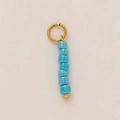 Dettaglio dell'anello in acciaio placcato oro 18K con sette perle di vetro blu perlate - Ciondolo Filo di Perle Blu Cielo (#6) / 1 Pezzo