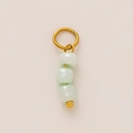 Dettaglio di un ciondolo in acciaio inossidabile placcato oro 18K con perline verde chiaro - Ciondolo Filo di Perle Blu-Verde (#13) / 1 Pezzo