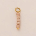 Dettaglio di perle rosa cilindriche con asola in metallo placcato oro 18K per gioielli DIY - Ciondolo Filo di Perle Lavanda (#10) / 1 Pezzo