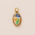 Détail macro du pendentif ovale en or avec illustration artistique de lune et d'étoiles - Ciel Étoilé Ovale