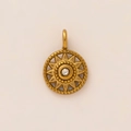 Détail d'un pendentif étoile doré vintage avec cristal central et bordure perlée fine - Pendentif Chakra du Soleil