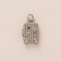 Détail du pendentif valise argentée rétro avec cœur rose et décorations d'avion - Valise Argentée