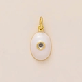 Detalle de un colgante ovalado de esmalte blanco con circón central y baño de oro - Colgante de Piedra de Nacimiento de Abril / Transparente