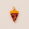 Dettaglio del ciondolo fetta di pizza con anello dorato e finitura in smalto - Pizza (Pendente)
