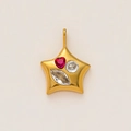 Goldstern-Anhänger mit rotem Herzstein und klaren Edelsteinen auf polierter Oberfläche - Gold Marquise Stern Anhänger