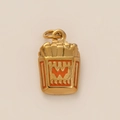 Détail d'un pendentif créatif en forme de frites dorées avec émail rouge et logo W - Frites Or