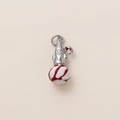 Vue détaillée d'un pendentif de Noël gnome en argent avec émail rouge sur fond clair - Gnome de Noël Coloré / Acier