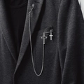 Spilla a croce punk argento con catena a maglie lunghe su un blazer grigio scuro - Argento