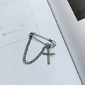 Spilla a croce d'argento stile punk con spilla da balia e catena su sfondo minimalista - Stile Pendente a Catena con Croce Argento
