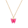Dettaglio della collana a catena dorata con pendente a farfalla rosa vibrante - Rosso rosa