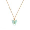 Elegante gouden kralenketting met een muntgroene vlinderhanger op een witte achtergrond - Blauw