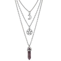 Nahaufnahme der dreilagigen Silberhalskette mit lila Kristall und Mond-Stern-Anhängern - Amethyst Silber Mehrlagig
