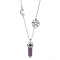 Makroaufnahme der silbernen Mehrlagigen Kette mit lila Kristallanhänger und Mond-Sterne - Amethyst Mond Stern