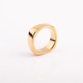 Vue détaillée de la bague carrée polie de 7,7mm plaquée or 18 carats en acier inox - US 6 / Or