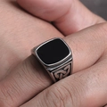 Anello vintage in acciaio inossidabile da uomo con intarsio nero e nodi celtici incisi - US 7 / Color Acciaio