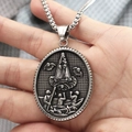 Nahaufnahme des ovalen religiösen Anhängers in Vintage-Silber mit Relief auf der Hand - Stahl Stil 2 Anhänger Ohne Kette