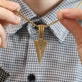 Goldener Pfeilkopf-Anhänger mit körniger Textur und Boxkette auf einem karierten Hemd - Gold (Nur Anhänger)