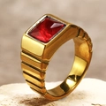 Vue détaillée d'une bague dorée en titane avec une pierre rouge carrée et côtés gravés - US 6 / Or Zircon Rouge