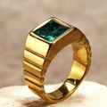 Gros plan d'une bague en titane doré ornée d'une pierre précieuse verte carrée sur roche - US 6 / Or Zircon Vert