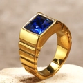 Détail macro d'une bague pour homme en titane doré avec pierre bleue carrée et motif - US 6 / Or Avec Strass Bleu