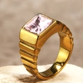 Détail macro d'une large bague en titane doré avec une pierre précieuse rose rectangulaire - US 7 / Or Rose