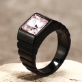 Gros plan macro de la bague en acier titane noir avec zircon rose de forme carrée - US 7 / Noir Zircone Rose