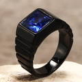 Vue détaillée d'une pierre bleue rectangulaire sur bague en acier titane noir strié - US 6 / Ton Noir Strass Bleu
