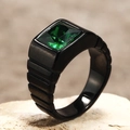 Gros plan d'une bague en titane noir pour homme avec pierre précieuse verte carrée - US 6 / Noir Avec Strass Vert