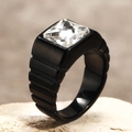 Gros plan d'une bague pour homme en acier titane noir mat avec une grande pierre carrée - US 7 / Black White Rhinestone