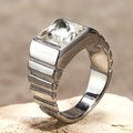 Gros plan d'une bague pour homme en acier titane avec un grand diamant carré chic - US 6 / Argent Zircon Blanc