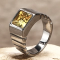 Vue macro d'une bague pour homme en acier titane avec pierre jaune et anneau rainuré - US 6 / Couleur Acier Strass Jaune
