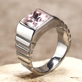 Macro d'une bague en titane argenté avec une pierre rose carrée sur un support rocheux - US 7 / Couleur Acier Pierre Rose