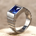 Vue macro d'une pierre bleue rectangulaire sertie sur une bague en acier titane argenté - US 6 / Couleur Acier Strass Bleu