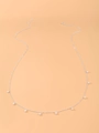 Dettaglio della catena da corpo argento con perle delicate e chiusura a moschettone - Argento