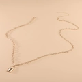 Detalle de un colgante de candado dorado con una larga cadena de anillos en O ajustable - Dorado