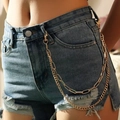 Catena da vita punk dorata a doppio strato con maglie grosse su pantaloncini di jeans - Oro