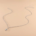 Detalle de cadena de cintura ajustable de acero titanio con colgante de candado punk - Plateado