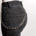 Catena da vita punk argento con maglie ovali in metallo su jeans neri - Argento