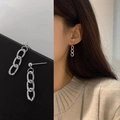 Minimalistische zilveren schakelketting oorbellen met drie schakels voor stijlvolle dames - Ketting oorknopjes / Zilver