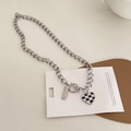 Detalle del colgante de corazón de damero plateado y cierre de barra en cadena gruesa - Collar Plata